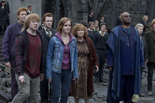 Illustration for article titled More Harry Potter set photos and It All Ends posters